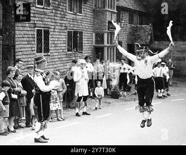 MORRIS DANSANT DANS UN VIEUX VILLAGE DU KENT - - les danseurs Morris ont fait une courte visite à l'ancien village de Chiddingstone, Kent, Angleterre, Royaume-Uni, un soir d'été récent - et voici la photo prise à l'extérieur du Castle Inn. - - Les interprètes étaient les Ravensbourne Morris Men, qui font une tournée de plusieurs vieux villages du Kent. - - 10 juillet 1960 Banque D'Images