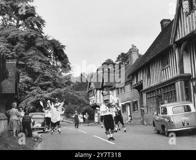 Danseurs Morris dans le village de Chiddingstone, Kent, Angleterre, Royaume-Uni. - - 10 juillet 1960 Banque D'Images