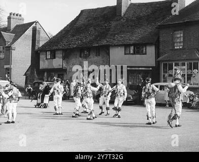 Danseurs Morris jouant dans la rue, Malling , près de Tonbridge, Kent, Angleterre, Royaume-Uni - - 25 juin 1956 Banque D'Images