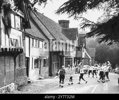 Danseurs Morris dans le village de Chiddingstone, Kent, Angleterre, Royaume-Uni. - - 10 juillet 1960 Banque D'Images