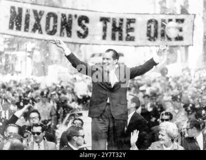 M. RICHARD NIXON DONNE LE SIGNE "V" Philadelphie, USA : Richard Nixon, le candidat républicain à la présidence, avec des confettis tombant tout autour de lui, donnant le signe "V" pour la victoire à quelques-uns des quelque 300 000 personnes qui ont bordé les rues de Philadelphie hier pour regarder son cortège de midi passer. M. Nixon a déclaré ' son gouvernement représenterait toutes les sections de l'opinion, - républicain, démocrate et indépendant '. 21 septembre 1968 Banque D'Images
