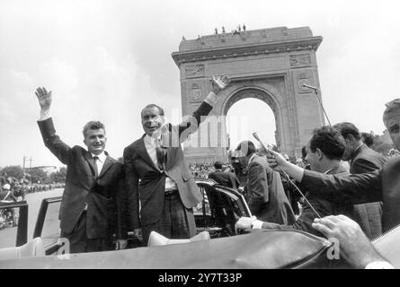 AGITER AU PEUPLE Bucarest, Roumanie : côte à côte, le président des États-Unis Richard Nixon (à droite) et le président roumain Nicolae Ceausescu font un geste au peuple de Bucarest lors du cortège de l'aéroport d'Otopeni au début de la visite des deux hommes de Nixon, le 2 août 1969. Bucarest a été la dernière étape du voyage de bonne volonté du président autour du monde. Hier après-midi, le président et Mme Pat Nixon sont rentrés à Washington après une brève escale à la base de l'USAF à Mildenhall Suffolk, en Angleterre, où il s'est entretenu avec le premier ministre britannique Harold Wilson. 4 août 1969 Banque D'Images