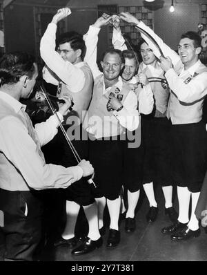 Les Kentish Travellers sont à la hauteur de leur nomThe ' Kentish Travellers ' - un groupe de danseurs folkloriques dont le siège est à Bromley Kent , sont en route pour la Belgique au début du mois prochain pour assister à un festival européen de danse à Anvers. Ils représenteront la English Folk Dance and Song Society - et dans cette image, ils sont vus répéter l'une de leurs danses de l'épée . Violoniste Ken Hillyer fournit la mélodie pour Alan Barber , Michael Cooling , Keith Uttley . Peter Bowden et Ellis Rogers 17 octobre 1959 Banque D'Images