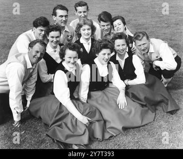 Kent Dancers visitera l'Autriche - - le groupe de danseurs folkloriques Kentish Travellers se rendra en Autriche dans quelques semaines pour donner des expositions de danse folklorique anglaise. - - L'équipe est recrutée dans tout le comté de Kent - et dans cette image ils sont de gauche à droite, Front : Joyce Barber , Beckenham , Margaret Southwood, Plumstead , Iris Rogers, Petts Wood, et Alan Barber, Beckenham. - - Rangée du milieu, de gauche à droite : Michael Cooling, Petts Wood ; Margaret Morris, Bromley ; Marion Vincent , Orpington ; Susan Dinmore , Sevenoaks . - - Rangée arrière gauche à droite : Ellis Rogers , Petts Wood ; Keith Uttley , Petts Woo Banque D'Images