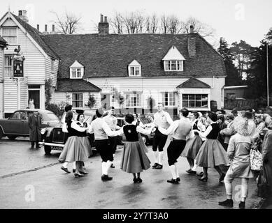 Danseurs folkloriques de vacances - - les voyageurs de Kentish , groupe de danseurs folkloriques de campagne , a fait une tournée du lundi de Pâques de plusieurs villages du Kent - exécutant des danses Morris, des danses de campagne et d'autres thèmes traditionnels . - - Cette photo les montre dans le joli village de Chelsfield se produisant devant un groupe de randonneurs. - - - - 3 avril 1961 Banque D'Images