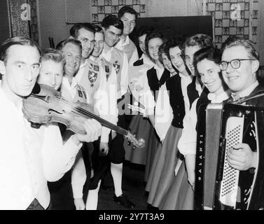 Les Kentish Travellers sont à la hauteur de leur nomThe ' Kentish Travellers ' - un groupe de danseurs folkloriques dont le siège est à Bromley Kent , sont en route pour la Belgique au début du mois prochain pour assister à un festival européen de danse à Anvers. Ils représenteront la English Folk Dance and Song Society le 17 octobre 1959 Banque D'Images