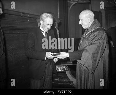 LE DOCTEUR DE LIVERPOOL REÇOIT LA MÉDAILLE Dr R.J. MINNIT ( à gauche) , l'anesthésiste distingué de Liverpool , reçoit la médaille de bronze Hickman de la Royal Society of Medicine des mains du très honorable Lord Webb-Johnson , K.C.V.O., F.R.C.S., le président , lors d'une cérémonie dans les locaux de la Société, rue Wimpole, Londres . La médaille est décernée triennalement ' pour le travail de mérite exceptionnel en anesthésie ou tout sujet directement lié à elle . 1er décembre 1950 Banque D'Images