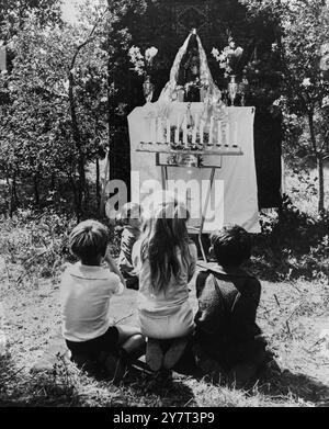 505359 LES ROMS ATTENDENT LE PAPE : POMEZIA, ITALIE : les enfants roms prient devant l'un des petits sanctuaires installés dans leur campement, que le Pape visitera le week-end prochain. Les Roms ont fait un pèlerinage à Rome pour honorer le Pontife à l'occasion de son 68e anniversaire. Le Pape viendra au camp, à 18 kilomètres de la ville. 23 septembre 1965 Banque D'Images