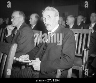 LE DOCTEUR DE LIVERPOOL REÇOIT LA MÉDAILLE Dr R.J. MINNIT ( à gauche) , l'anesthésiste distingué de Liverpool , reçoit la médaille de bronze Hickman de la Royal Society of Medicine des mains du très honorable Lord Webb-Johnson , K.C.V.O., F.R.C.S., le président , lors d'une cérémonie dans les locaux de la Société, rue Wimpole, Londres . La médaille est décernée triennalement ' pour le travail de mérite exceptionnel en anesthésie ou tout sujet directement lié à elle . 1er décembre 1950 Banque D'Images