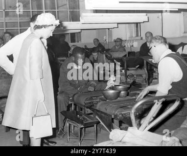 LA REINE VISITE LA MONNAIE ROYALE LONDRES, Angleterre Royaume-Uni : la reine Elizabeth II de Britian a visité cet après-midi la monnaie royale, où elle a utilisé une machine pour frapper une pièce de la couronne Churchill. Après l'avoir inspectée, elle demanda au chancelier de l'Échiquier James Callaghan de donner la pièce à Lady Churchill, veuve de l'ancien dirigeant britannique. Cette photo montre la reine regardant l'inspection des pièces de monnaie à la monnaie royale. 8 juin 1966 Banque D'Images