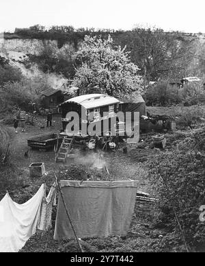 Un chariot de lecture traditionnel au milieu d'un camp de Roms à Ruxley, Kent - 28 avril 1947 Banque D'Images