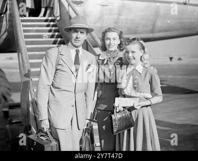 DE RETOUR DU MAROC Tyrone Power et sa femme ( Linda Christian ) ainsi que Cecil Aubrey, 17 ans, découvraient français, étaient dans un groupe d'artistes et de techniciens qui sont arrivés à l'aéroport de Londres à bord d'avions Skymaster affrétés à leur retour du Maroc , où ils ont participé au film de Fox du XXe siècle ' The Black Rose ' . Le parti , composé de 75 personnes avec 200 000 £ avec de l'équipement , a été le plus grand jamais envoyé sur place de Brittain . En plus de faire des scènes pour le film , qui parle d'un aventurier anglais du XIIIe siècle , le parti avait ses propres aventures non scénarisées Banque D'Images