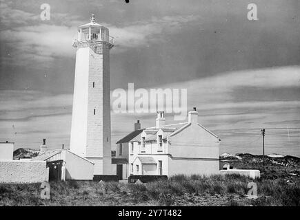 EDDA et PEG SWARBRICK , deux sœurs du Lancashire , prétendent avoir les emplois les plus satisfaisants et les plus intéressants au monde . Ils aident leur père à entretenir le phare à l'extrémité sud de Walney Island , près de Barrow - in - Furness . En effet, Ella est l'assistante officielle à plein temps de son père , Fred Swarbrick , qui a été gardien du phare de Walney pendant un quart de siècle , tandis que Peg se tient à disposition en cas d'urgence , aide à l'entretien du phare , et est le travailleur de secours des vacances . Dans leur temps libre, ils font le ménage , toilettent les chiens , dix Banque D'Images