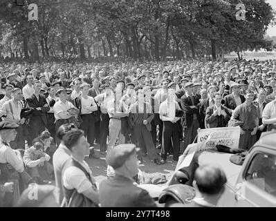 LES DOCKERS LONDONIENS ASSISTENT À LA RÉUNION une réunion de masse officieuse des dockers londoniens a eu lieu ce matin à Victoria Park, Bethnal Green (Londres). La grève de Londres a commencé lundi dernier, lorsque les dockers ont frappé en sympathie avec les marins canadiens qui équipaient les navires Beaverbrae et AgoMont. Au total, près de 8,000 hommes sont en grève et 87 navires sont touchés. PHOTOS :- les dockers de Londres, beaucoup d'entre eux dans leurs manches de chemise, photographiés quand ils ont assisté à la réunion de masse à Victoria Park ce matin. 4 juillet 1949 Banque D'Images