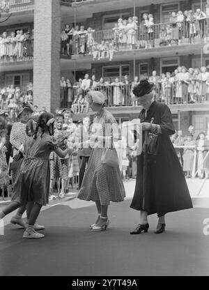 PRINCESSE Margaret OUVRE DE NOUVEAUX APPARTEMENTS À ISLINGTON LA PRINCESSE MARGARET est allée aujourd'hui à Gaskin Street , Islington , North London , pour ouvrir un nouveau bloc d'appartements érigés par l'Islington and Finsbury Housing Association . Nommés en mémoire du capitaine VICTOR CAZALET , tué au combat en 1942 , les appartements , chacun avec sa propre cuisine et sa propre salle de bains , ont été conçus principalement pour les personnes âgées , pour ce confort supplémentaire un ascenseur de passagers a été installé . Il y aura aussi une aide unique pour s'occuper des résidents âgés. Bien que ce nouveau bloc a coûté deux fois et demie ce qu'il w Banque D'Images