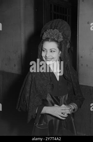 Waterloo Station, Londres, a été ce matin encore le théâtre d’un défilé de mode porté par les coureurs partant pour le troisième jour de la réunion du Royal Ascot. EXPOSITIONS DE PHOTOS : la danseuse espagnole Ana Esmeralda, apparaissant actuellement dans “Spanish Rhapsody” au Savoy Theatre de Londres, sur son chemin vers Ascot, a introduit aujourd’hui une mode espagnole, portant une mantille avec des fleurs rouges. Londres, 16 juin 1949 Banque D'Images