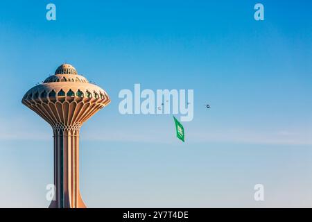 Célébration de la 94e Journée nationale de l'Arabie saoudite : un hélicoptère présente le drapeau saoudien dans le ciel d'Al Khobar, en Arabie saoudite. 27 septembre 2024. Banque D'Images