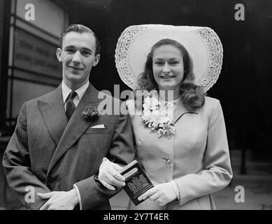 PASSEPORT POUR LE BONHEUR Sir George Francis Beaumont , 24 ans baronnet de Lambourn , près de Newbury , Berkshire , était marié à Miss Barbara Singleton , 22 ans, actrice , au bureau d'enregistrement de Caxton Hall , Londres . Sir George , descendant direct du roi Louise VIII de France , est le douzième baronnet . le titre de baronnet a été créé en 1661 . L'IMAGE MONTRE:- la mariée tenant son passeport alors qu'elle quittait Caxton Hall avec le marié après le mariage. 11 juin 1949 Banque D'Images