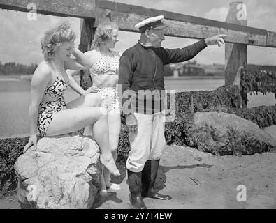 LE VIEUX CONTE DE SALT Showgirls du Windmill Theatre de Londres a passé whitsun à Bembridge, île de Wight. Les points forts de la fête ont été de voir une de leurs nombreuses, ANITA D'RAY , dans son autocrate Auster, gagner la course interclub à l'exposition aérienne de Bembridge. IMAGES : deux showgirls du Windmill Theatre, Londres, en vacances sur l'île de White, discutant avec un pêcheur de Bembridge âgé de 80 ans. 6 juin 1949 Banque D'Images