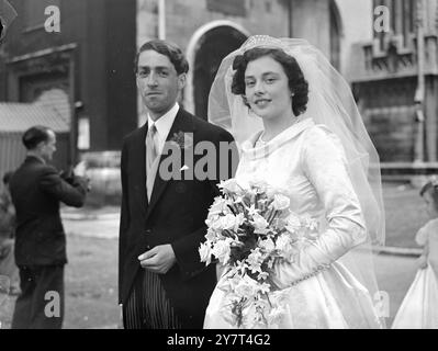 MARIÉ À ST. MARGARET'S Mr. HUGH JANSON et son épouse , anciennement Mlle Cornelia Rowena Guest , quittant St. Margaret's Church , Westminster , Londres après leur mariage . Le marié est le plus jeune fils de M. . Et Mme . Wilfred Janson de 16, Wilton Crescent, Londres, S.W., et la mariée est la fille aînée du major l'hon. Oscar et Mme . Invité de Cabalva House , Whitney-on-Wye , Herefordshire . 9 juin 1949 Banque D'Images