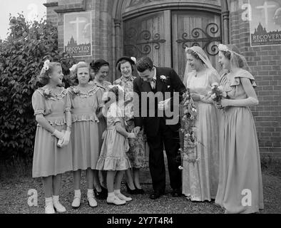 SEPT SŒURS AU MARIAGE les six sœurs de la mariée ont assisté au mariage à St. Hilda's Church , Ashford , Middlesex , de Miss Molly Woodgate et Bob Thorn , joueuse de tennis de Wimbledon et ancienne championne junior du Kent . Molly joue au tennis seulement ' pour le plaisir ' , mais ses deux sœurs ( Georgie et Ruby ) sont des compétitrices bien connues . IMAGES :- la mariée et l'époux et les six sœurs de la mariée après la cérémonie de gauche à droite est :- AUDREY WOODGATE , 13 : LORNA WOODGAET , 11 : GEORGINA WOODGATE , (derrière ) CHRISTINE WOODGATE , âgée de huit ans , ( félicitant l'époux ) ; RUBY WOODGATE Banque D'Images