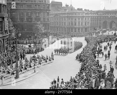 LONDRES A VU sa PLUS GRANDE PARADE MILITAIRE DEPUIS LA VICTOIRE - - - Londres a vu sa plus grande parade militaire depuis les célébrations de la victoire quand plus de 2 000 soldats avec des canons et des véhicules blindés ont défilé à travers la City et West End pour célébrer la Journée de l'Armée , commémorant l'anniversaire du cessez-le-feu en 1945 . - - Les troupes étaient composées de la 28e brigade d'infanterie et comprenaient le 1er bataillon Welsh Guard et le 1er bataillon Argyll et Sutherland Highlanders - - - les PHOTOS MONTRENT:- vue générale comme de vastes foules regardaient la colonne traverser Trafalgar Square jusqu'au Strand . - - - - 5 mai 1949 Banque D'Images