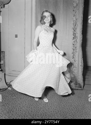 MAID OF COTTON MONTRE CE QUI PEUT ÊTRE FAIT DE COTON des créations de coton qui sont apportées des Etats-Unis ont été exposées par l'américaine Maid of Cotton pour 1949 , Suzanne Howell , à l'hôtel Mayfair , Londres . Mlle Howell - une étudiante en psychologie de 19 ans à l'Université de Californie - fait une visite de 12 jours des centres britanniques , y compris Londres , Manchester et Stratford - on - Avon . IMAGES MONTRENT :- la servante de coton , Suzanne Howell , pirouettes dans un dessus victorien - jupe sur une robe de danse demure en FISBA orgue brodé à pois avec amidon bellmanisé moins fini Banque D'Images