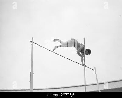 LA FRANCE SE MET EN ACTION G . BREITMANN , de France , offre aux foules blanches de la ville un frisson spectaculaire alors qu'il participe à l'épreuve de voûte à la perche lors de la réunion sportive Grande-Bretagne V France cet après-midi. La distance de Breitmann était de 13 pieds .6 pouces le 1er août 1949 Banque D'Images