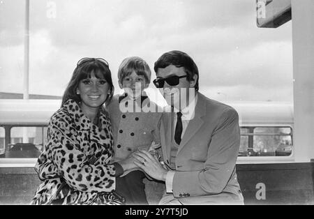 DOLITTLE MAN S'ENVOLE. AÉROPORT DE LONDRES - L'homme qui a écrit le scénario, les paroles et la musique de 'Doctor Dolittle' a volé à Londres aujourd'hui avec sa femme et son jeune fils. LESLIE BRICUSSE, photographiée avec sa femme YVONNE ROMAIN, et leur fils ADAM, est ici pour deux semaines pour des discussions d'affaires en relation avec : «Docteur Dolittle» Mr. Bricusse a également écrit les paroles du hit musical «Mr. Pickwick» et a écrit le spectacle musical «Stop the World I Want to Get Off» dans lequel a joué Anthony Newly , un succès des deux côtés de l'Atlantique – Londres le 7 mai 1967 Banque D'Images