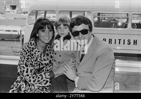 DOLITTLE MAN S'ENVOLE. AÉROPORT DE LONDRES - L'homme qui a écrit le scénario, les paroles et la musique de 'Doctor Dolittle' a volé à Londres aujourd'hui avec sa femme et son jeune fils. LESLIE BRICUSSE, photographiée avec sa femme YVONNE ROMAIN, et leur fils ADAM, est ici pour deux semaines pour des discussions d'affaires en relation avec : «Docteur Dolittle» Mr. Bricusse a également écrit les paroles du hit musical «Mr. Pickwick» et a écrit le spectacle musical «Stop the World I Want to Get Off» dans lequel a joué Anthony Newly , un succès des deux côtés de l'Atlantique – Londres le 7 mai 1967 Banque D'Images