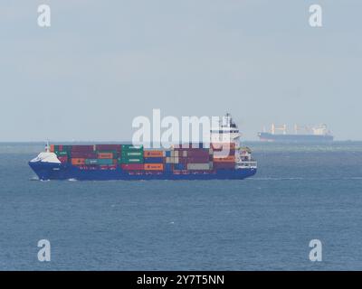 Margate, Kent, Royaume-Uni. 1er octobre 2024. Navire cargo controversé MV Ruby (vu dans la distance en haut à droite) vu plus près de la côte du Kent (environ 15 miles au large) au large de Margate - photographié près du phare de North Foreland, Broadstairs cet après-midi. Crédit : James Bell/Alamy Live News Banque D'Images