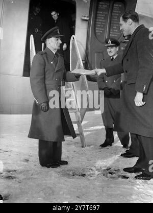 AIDAN CRAWLEY INAUGURE LE PREMIER ESCADRON DE TRANSPORT AUXILIAIRE M. Aidan Crawley, M.B.E., député, sous-secrétaire d'État à l'Air, a inauguré le premier escadron de transport de la Royal Auxiliary Air Force en remettant aujourd'hui les journaux de bord du cinquième avion de la Valette - qui sera utilisé pour l'entraînement - à l'aérodrome de Blackbushe, Surrey. Le nouvel escadron doit recruter son personnel du travail aérien, la plus grande entreprise indépendante de transport aérien de Grande-Bretagne. Il sera connu sous le nom de No 622 (transport) Squadron, R.A.F., fera partie du Home Command, et sera établi avec environ 57 officiers et 107 autres Banque D'Images