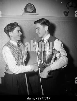 LA COUPE GARÇON PASSE AUX NOUVELLES MAINS MARCUS OWEN ( à gauche) , 15 ans Great Yarmouth , finaliste et ancien détenteur de la coupe, félicite le nouveau champion de billard Garçon , EMLYN PARRY of Wales , après le dernier match au Burroughes and Watts Hall Soho Square , Londres . Emlyn est le Boy Champion du pays de Galles. 30 décembre 1950 Banque D'Images