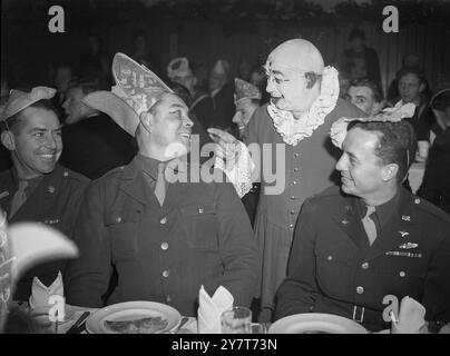 HOMMES COMBATTANTS ALLIÉS DE DEUX GUERRES MONDIALES À BUCKINGHAM PALACE PARTIE 1944 hommes combattants alliés blessés dans cette guerre et 1914-18 ont été invités de l'Association "Not Forgotten" à une grande fête de Noël tenue à la Royal Riding School, Buckingham Palace. La duchesse de Kent était présente. LES PHOTOS MONTRENT:- Argo le Clown blague avec le lieutenant Sanford Bailey de Los Angeles, Californie, et le sergent technique William A. Paschal, de Houston, Texas. 21 décembre 1944 Banque D'Images