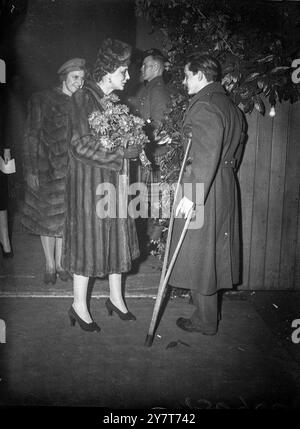 HOMMES COMBATTANTS ALLIÉS DE DEUX GUERRES MONDIALES À BUCKINGHAM PALACE PARTIE 1944 hommes combattants alliés blessés dans cette guerre et 1914-18 ont été invités de l'Association "Not Forgotten" à une grande fête de Noël tenue à la Royal Riding School, Buckingham Palace. La duchesse de Kent était présente. PHOTO MONTRE:- la duchesse de Kent recevant un bouquet du soldat Eugène du bois, de l'armée belge. 21 décembre 1944 Banque D'Images