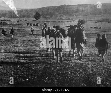 LA GUÉRILLA EN YOUGOSLAVIE 1944 L'une des nouvelles photographies de la Yougoslavie, où les armées de guérilla ont remporté de nombreux succès contre les forces allemandes d'occupation et leurs partisans quislateurs. Remarquable est le fait que les partisans ont contraint les Allemands à garder des forces considérables attachées en Yougoslavie. LA PHOTO MONTRE:- alors que les Allemands approchent, la population de Kordun, Croatie, se fraie un chemin dans les forêts. Banque D'Images