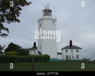 Broadstairs, Kent, Royaume-Uni. 1er octobre 2024. Météo britannique : quelques sorts ensoleillés cet après-midi à Broadstairs, Kent entre la couverture nuageuse. Phare de North Foreland. Crédit : James Bell/Alamy Live News Banque D'Images