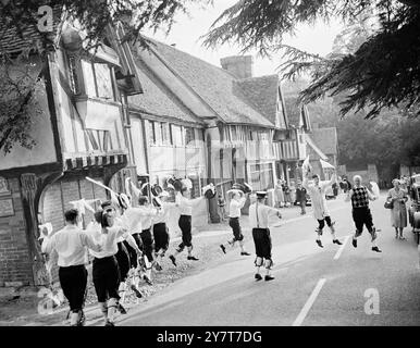Morris Dancers, Chiddingstone, Kent. L'un d'une série de John Topham. 10 juillet 1960 Banque D'Images