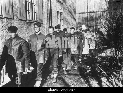 PRISONNIERS DE GUERRE BRITANNIQUES EN NORVÈGE - soldats britanniques, qui ont été capturés par les Allemands dans le district de Lillehammer, après avoir lancé une résistance héroïque contre l'armée de terre et de l'air ennemie. 8 mai 1940 (cette photographie est émise par les Allemands à titre de propagande) Banque D'Images