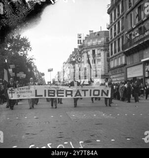 LIBÉRATION DE PARIS 26 AOÛT 1944PARIS GRATUIT photos :- les hommes du maquis défilent dans une rue parisienne portant devant eux une énorme bannière proclamant la libération de la ville. 26 août 1944 Banque D'Images