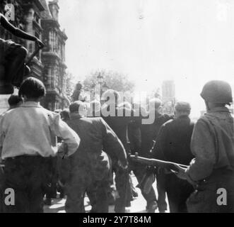 LIBÉRATION DE PARIS le 26 AOÛT 1944 - PARIS FREECapturés Allemands sont chassés dans les rues de Paris du Maquis. 26 août 1944 Banque D'Images