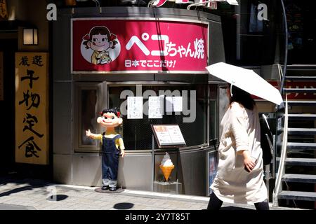 Boutique de confiserie Fujiya avec statue de PECO-chan près de l'entrée à Kagurazaka-Dori la principale rue commerçante dans le quartier de Kagurazaka. Tokyo, Japon Banque D'Images