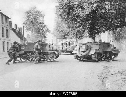 LES PLUS GRANDES MANŒUVRES DE L'ARMÉE JAMAIS MISES EN SCÈNE : DES SCÈNES RÉALISTES. Les plus grands exercices de l'armée jamais organisés ont eu lieu récemment, des troupes, des milliers de véhicules mécanisés, y compris des divisions de chars, ont été engagés pendant de nombreux jours et nuits, obtenant rarement plus de quelques heures de sommeil. À East Anglia, l'« ennemi » était supposé avoir vaincu une armée britannique, et l'armée du Sud, commandée par le général Alexander, ayant à son tour vaincu un débarquement sur la côte Sud, déplaça ses forces vers le nord pour intercepter et contre-attaquer. Parfois, des combats de rue acharnés ont eu lieu dans les villes de campagne, et dans le Banque D'Images