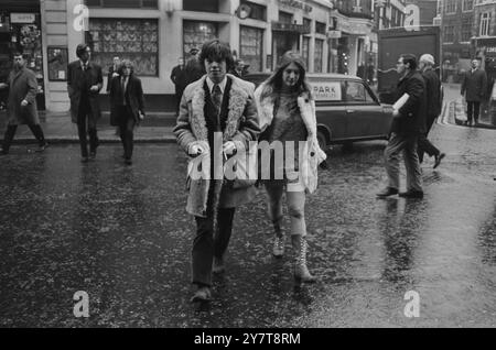 Christopher Jagger , frère de Rolling Stone Mick, avec Suzy Creamcheese Zeiger , Reine des Hippies , tous deux apparaissant avec quatre autres personnes à Marlborough Street court après avoir été arrêtés alors qu'ils protestaient contre la peine de neuf mois de prison prononcée contre Brian Jones , des Rolling Stones , pour délits liés à la drogue. Lors d'un procès précédent, il a été déclaré que Chris Jagger s'était rendu à la manifestation pour apporter un soutien moral à la manifestation. 21 décembre 1967 Banque D'Images