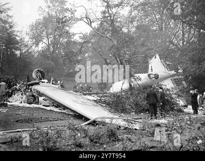 28 TUÉS LORS DE L'ÉCRASEMENT D'UN AVION BEA DANS LES JARDINS DE MILL HILL vingt-huit personnes , dont un nourrisson , ont été tuées lorsqu'un avion Dakota paralysé de Britain European Airways s'est écrasé dans les jardins de Highwood Ash , Highwood Hill , Mill Hill , Middlesex . Il n'y avait qu'un survivant , un homme . L'avion avait décollé de l'aéroport Northolt pour Glasgow avec 24 passagers et un équipage de cinq. Peu de temps après , la radio du capitaine est qu'il essayait de retourner à Northolt avec un moteur hors service . L'IMAGE MONTRE :- l'épave de l'avion. . 19 octobre 1950 Banque D'Images