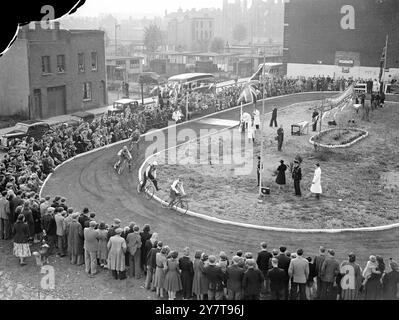 BOUSCULER AU VIRAGE jockeing pour se positionner dans un nœud serré au virage de la piste des Greyhounds de Bermondsey (Londres) sont ces cyclistes qui participent à la demi-finale de la réunion du trophée du Championnat national de cyclisme Speedway par équipe aujourd'hui. Track est une ancienne zone bombardée. 14 octobre 1950 Banque D'Images