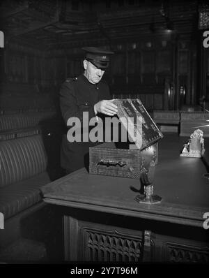 LA BOÎTE D'EXPÉDITION DANS LA NOUVELLE CHAMBRE DES COMMUNES EST Un CADEAU DE LA NOUVELLE-ZÉLANDE la Chambre des communes de £2 000 000 remplaçant celle détruite lors d'un raid aérien de 1941 doit être ouverte officiellement le 26 octobre 1950. Conçu par Sir Giles Scott, le nouveau bâtiment a le même espace au sol (68 x 45,5') que l'ancien, mais au-dessus du niveau de la galerie, les dimensions ont été augmentées pour donner plus d'espace pour la presse et le public. Le nouveau bâtiment est trop petit pour tous leurs députés, mais il en est ainsi à la demande des députés eux-mêmes, qui souhaitent préserver ' l'intimité et l'excitation du débat '. Le nouveau bâtiment a b Banque D'Images