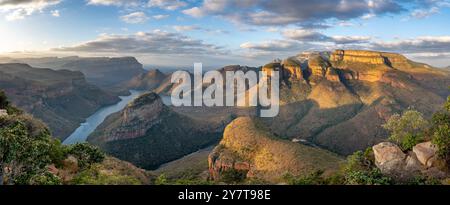 Le canyon de la rivière Blyde, un canyon de 26 km de long à Mpumalanga, Afrique du Sud. Sur la droite les trois Rondavels, trois montagnes très semblables au traditi Banque D'Images