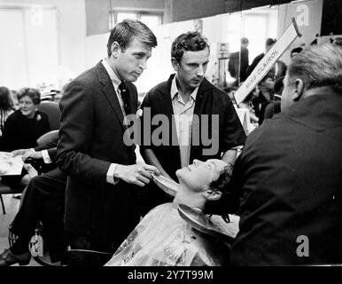 Éminent styliste américain des cheveux, Hugh Harrison, l'homme qui habille les cheveux de Mme Jacqueline Kennedy, reprend le salon de coiffure pour femmes de Moscou pour montrer les techniques capillaires américaines aux ménagères russes. L'homme qui a le dos à la caméra est le technicien allemand de coloration des cheveux Alfred Kirkbuck. 30 août 1967 Banque D'Images