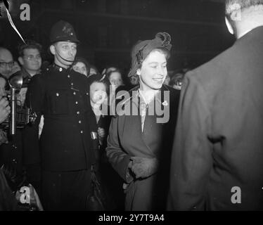 LE NOUVEAU STYLE DE L'AUTOMNE DE LA princesse Elizabeth, portant un nouveau style de chapeau, sourit en arrivant au Central Hall, Westminster, Londres, pour recevoir des sacs de présentation au Founders Day Festival de la Church of England Children's Society (anciennement The waifs and Strays). 24 octobre 1950 Banque D'Images
